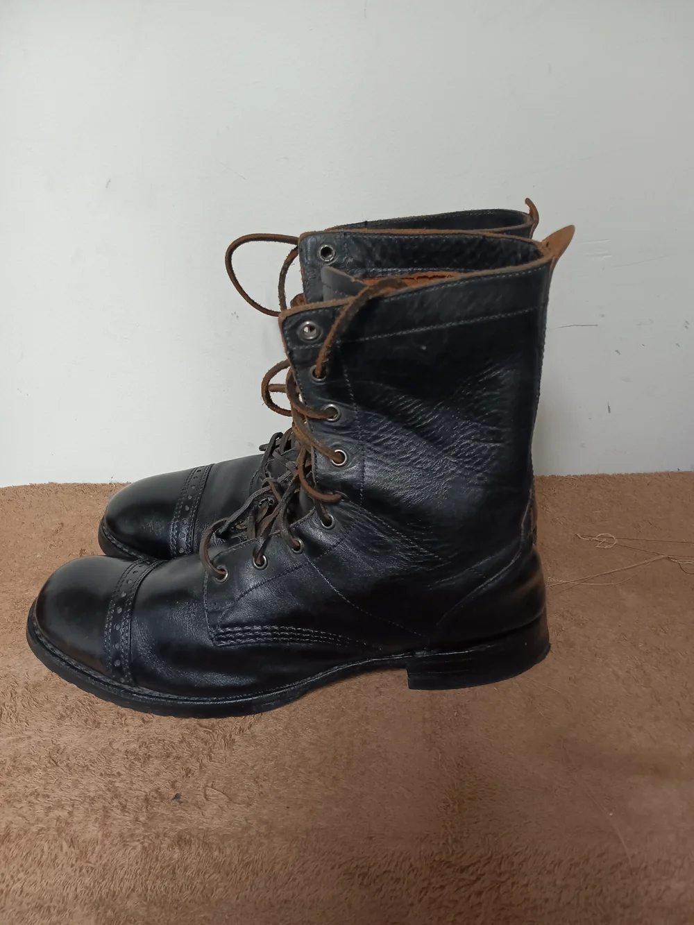 Frye Black Leather Lace-Up Cap-Toe Brogue Boots with Leather Laces Size 11.5